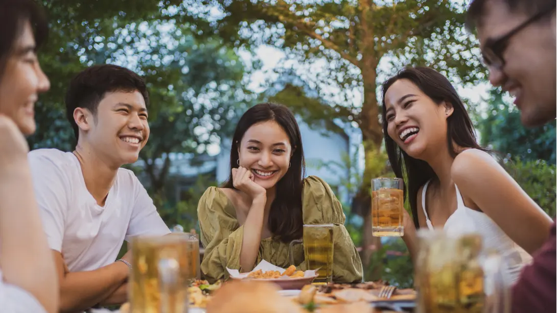 男女が食べ物を囲んで談笑している